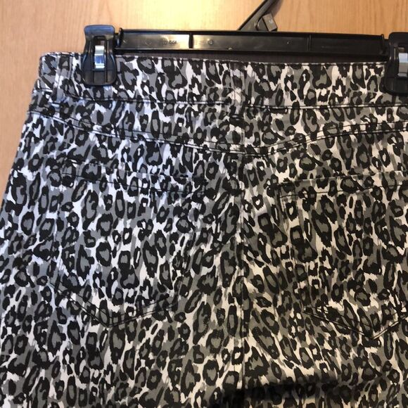 D. Jeans size 8 animal print skinny jeans - Picture 8 of 10